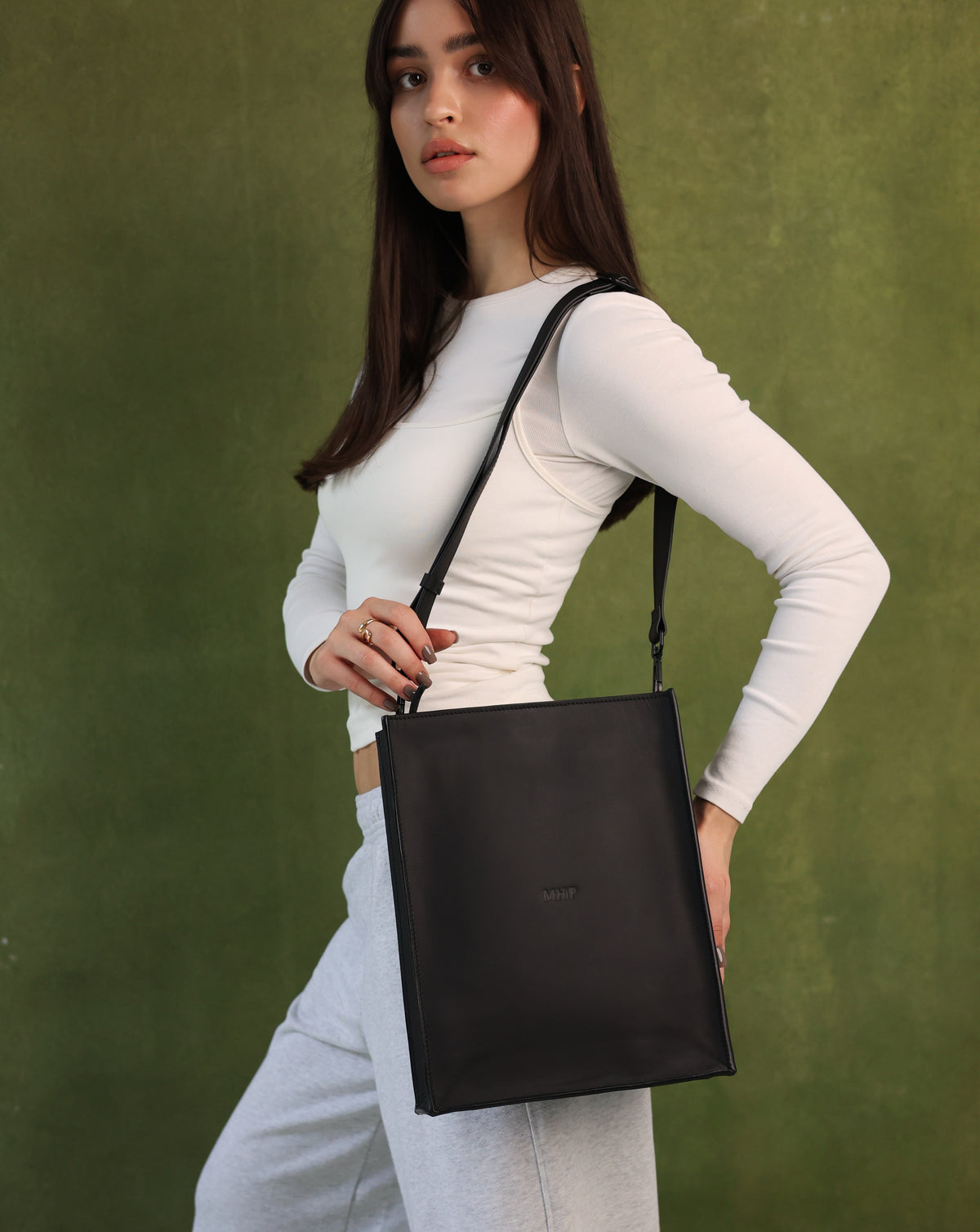 M.hip Versatility Bag M Total Black, leather bag product photo 3